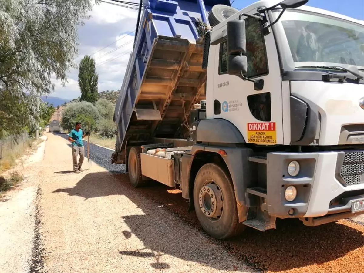 Elmalı\'da mahalle ve yayla yollarına bakım yapılıyor