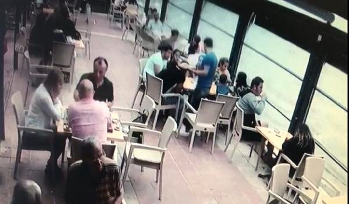 Garsonun elindeki tepsiyi deviren martı, yiyecekleri yedi