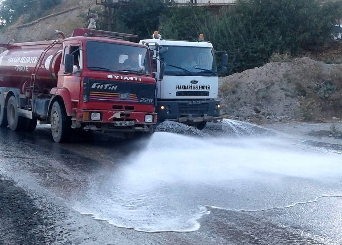 Hakkari caddeleri tazyikli suyla yıkandı