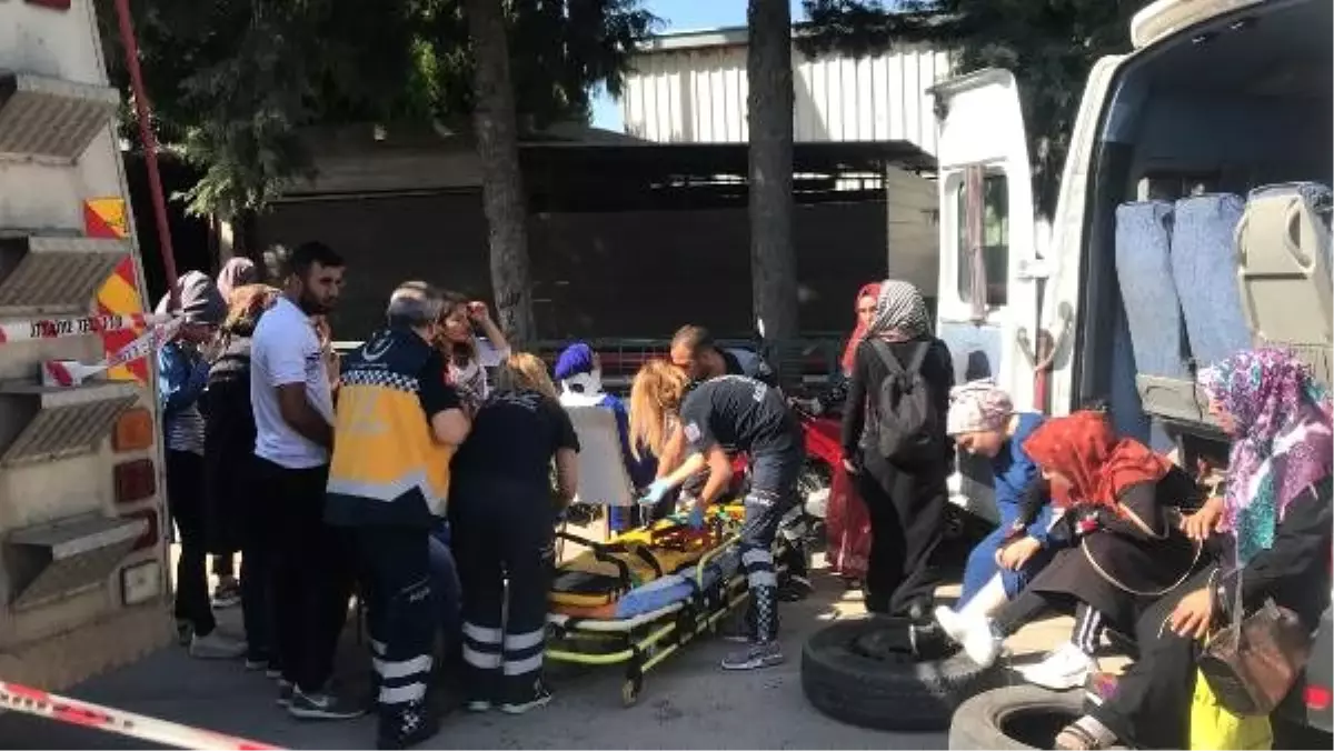 İşçi servisi ile hafif ticari araç çarpıştı: 16 yaralı