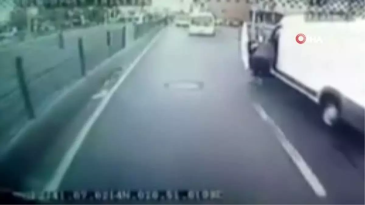 İstanbul\'da şehir magandası, trafikte sürücüsüyle tartıştığı halk otobüsünün aynasını kırdı