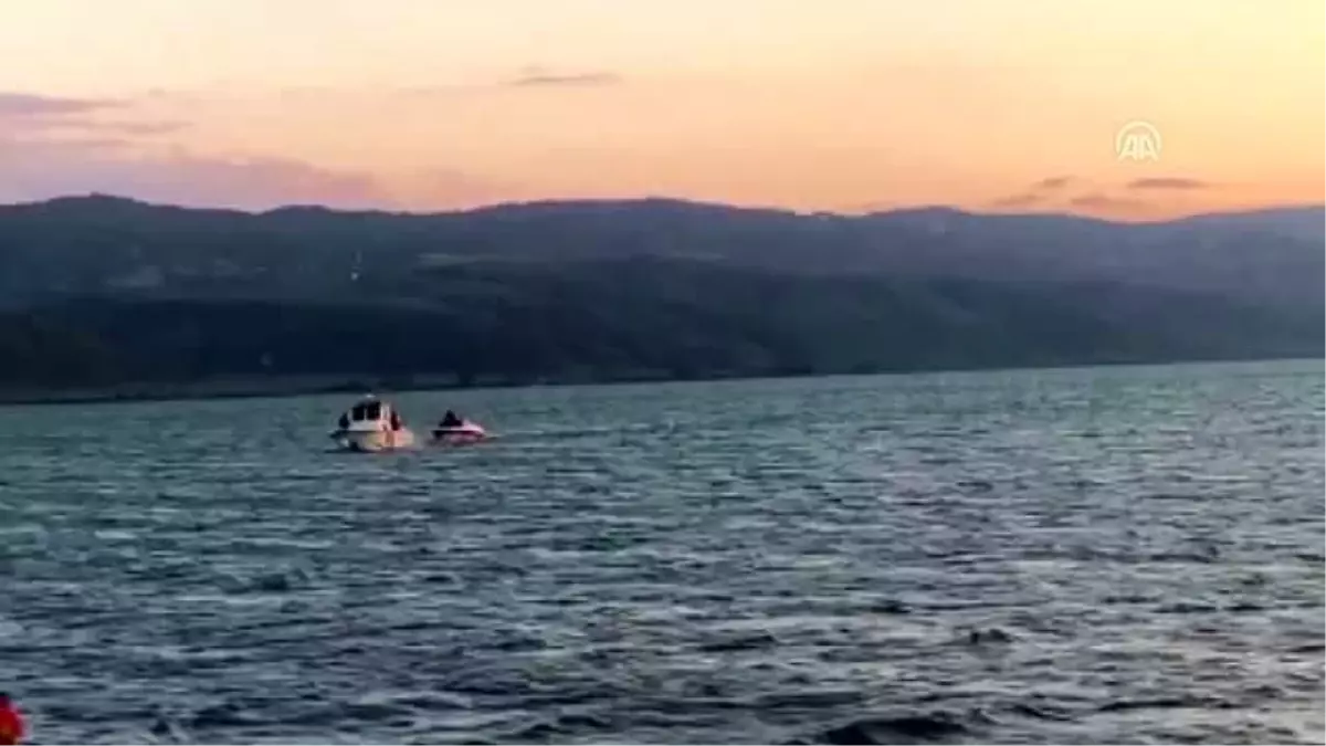 İznik Gölü\'nde mahsur kalan üç kişi kurtarıldı (2)