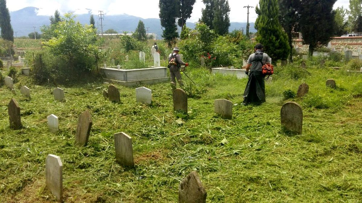Kartepe\'de mezarlıklara bayram bakımı