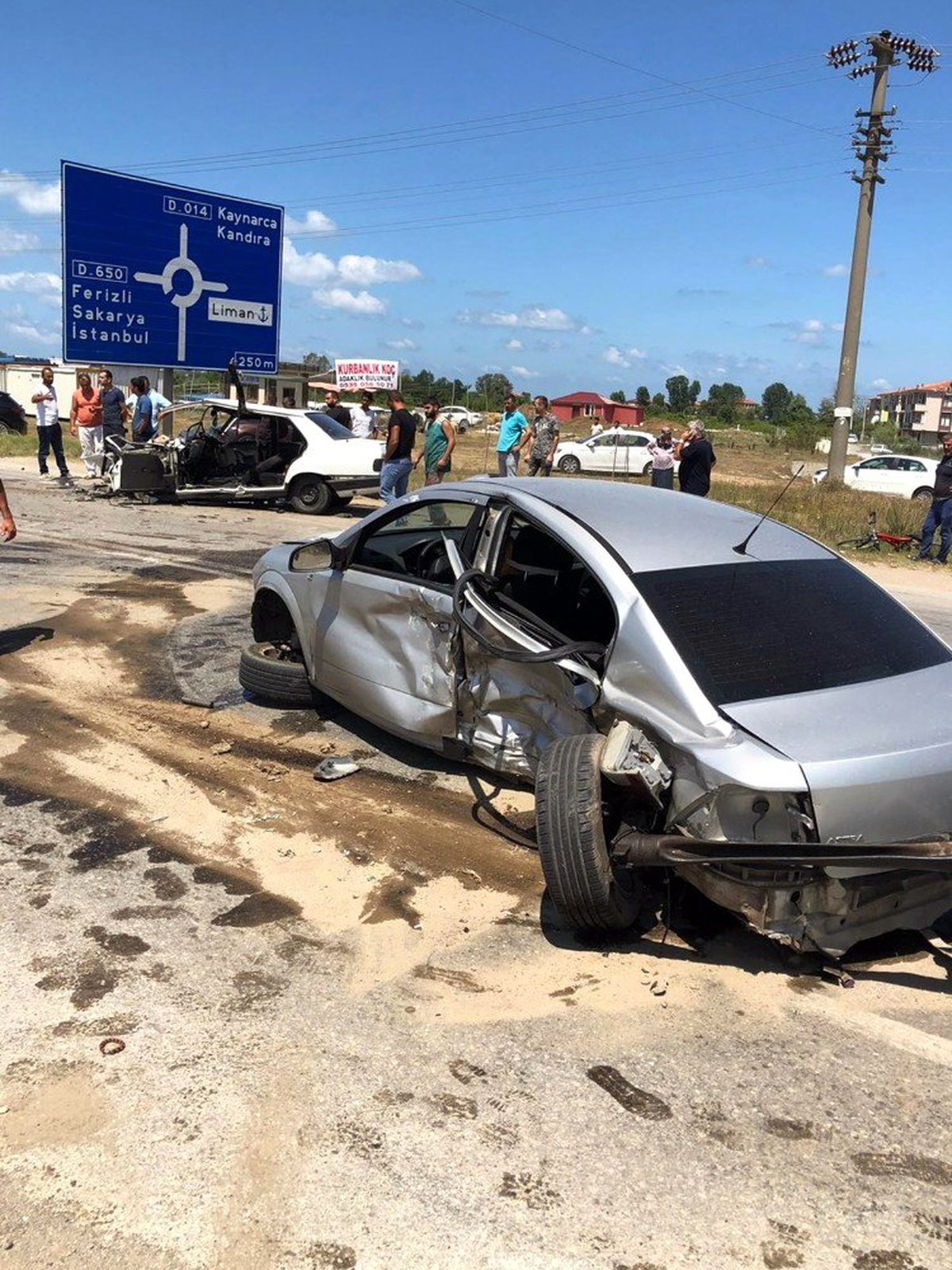 Kontrolden çıkan otomobil karşı şeritten gelen otomobille çarpıştı: 4 yaralı
