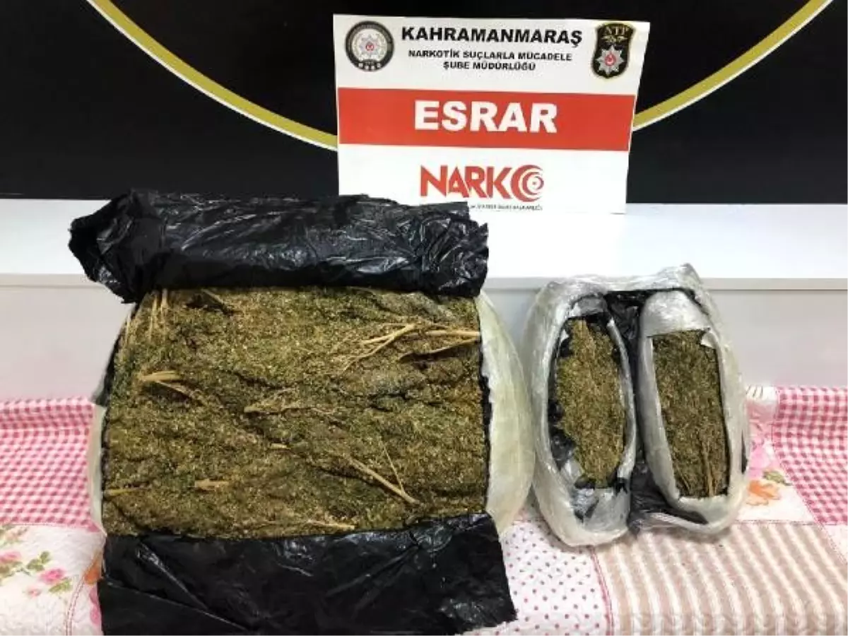 Kovalamaca sırasında ağaca çarpan otomobilden 12 kilo esrar çıktı