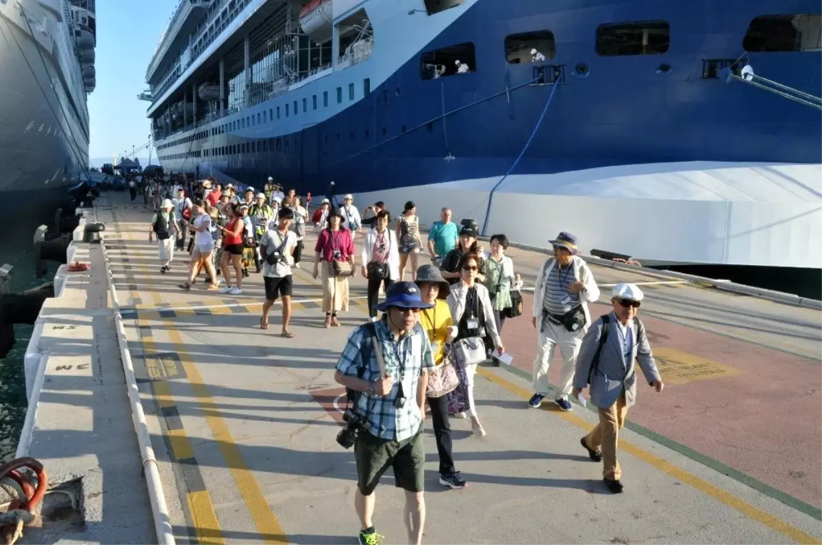 Kuşadası\'na 3 gemiyle 3909 turist geldi