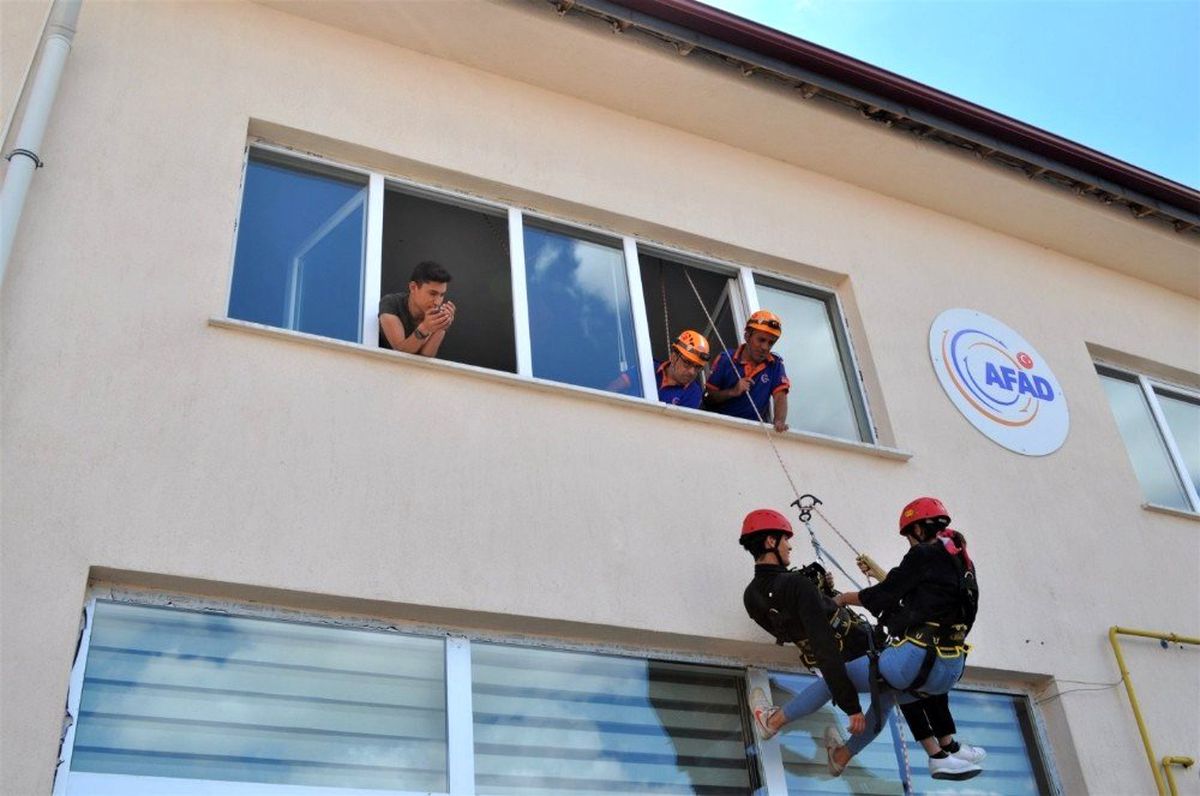 Kütahya AFAD\'dan stajyer öğrencilere emniyetli iniş tatbikatı