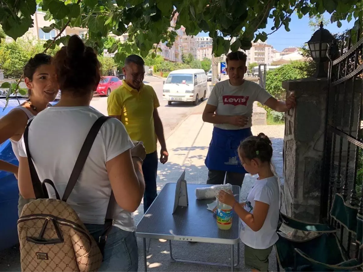 Limonata satarak can dostlara destek oldu