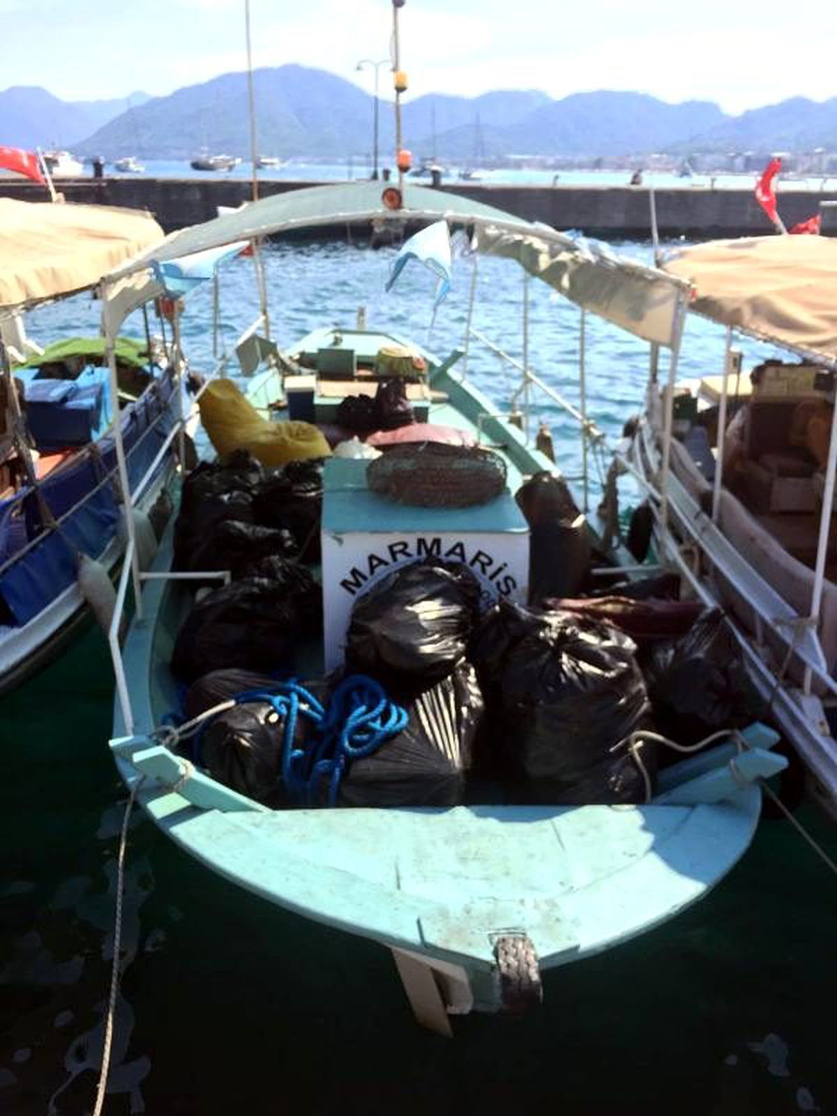 Marmaris\'te adalarda kıyı temizliği