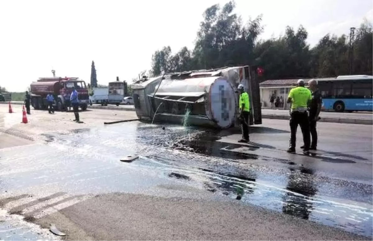 Mazot yüklü tanker devrildi, 8 bin litre yakıt yola aktı