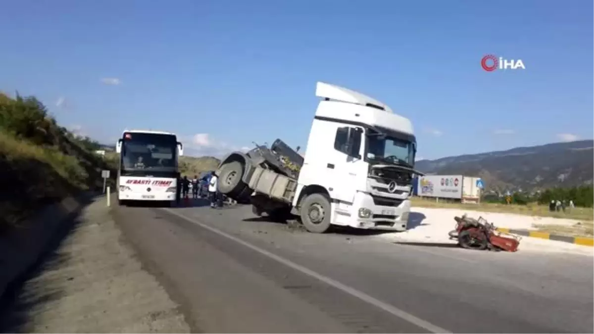 Motosiklet, kum yüklü tırın altına girdi: 1 ölü