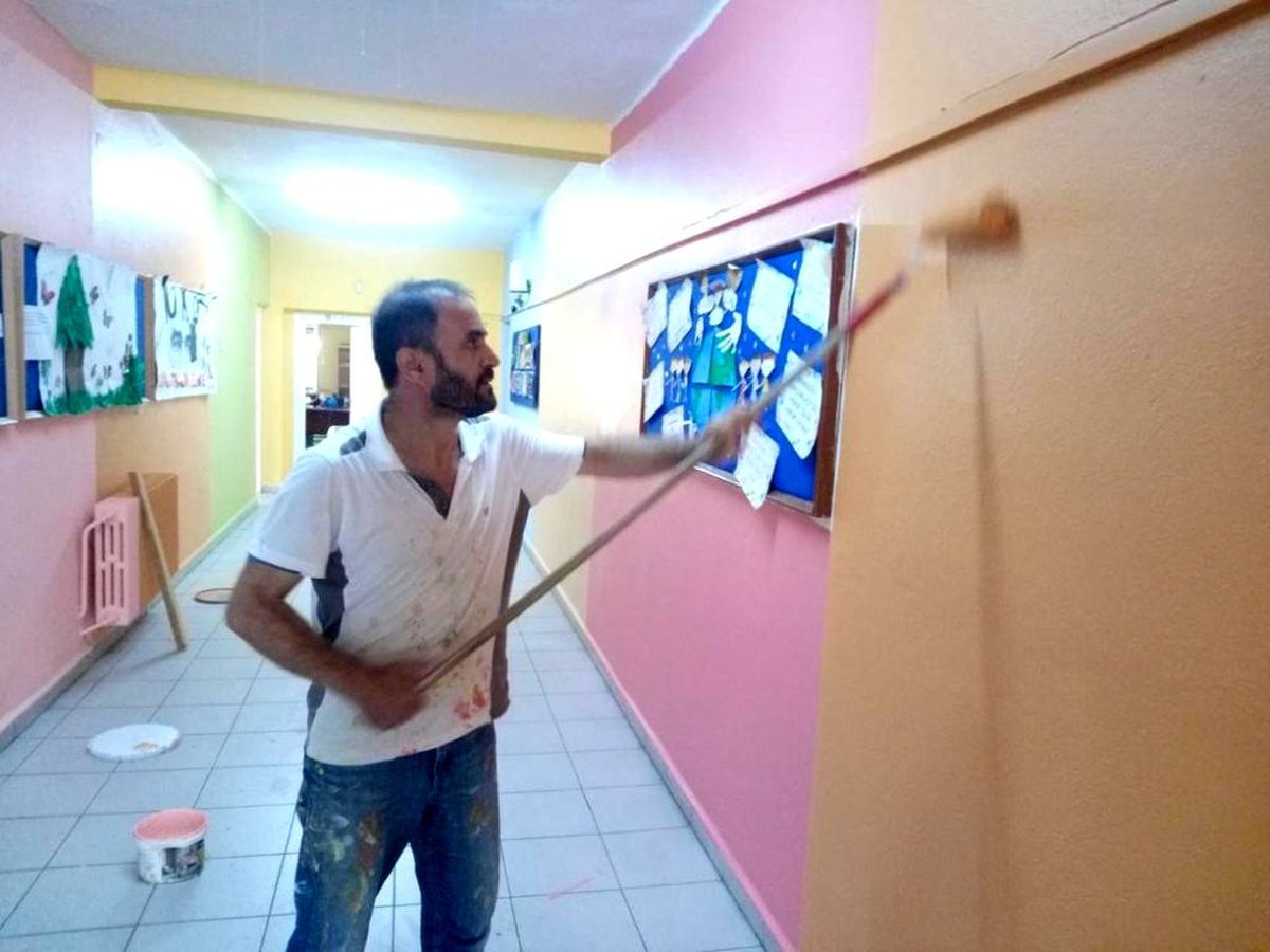 Okul müdürü ve yardımcısı boya fırçalarını eline aldı, okulu 10 bin TL\'lik masraftan kurtardı
