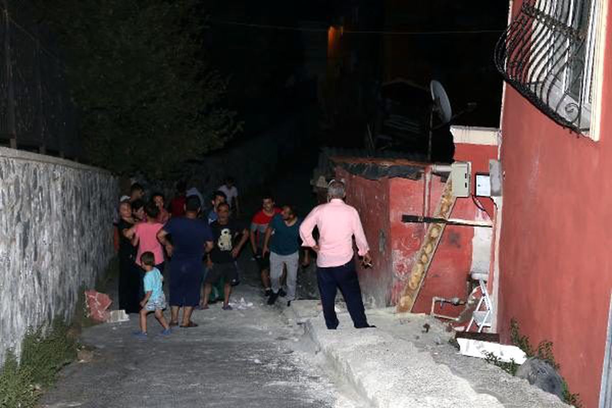 Otomobiliyle çocuklara çarpmamak için evin duvarına vurdu