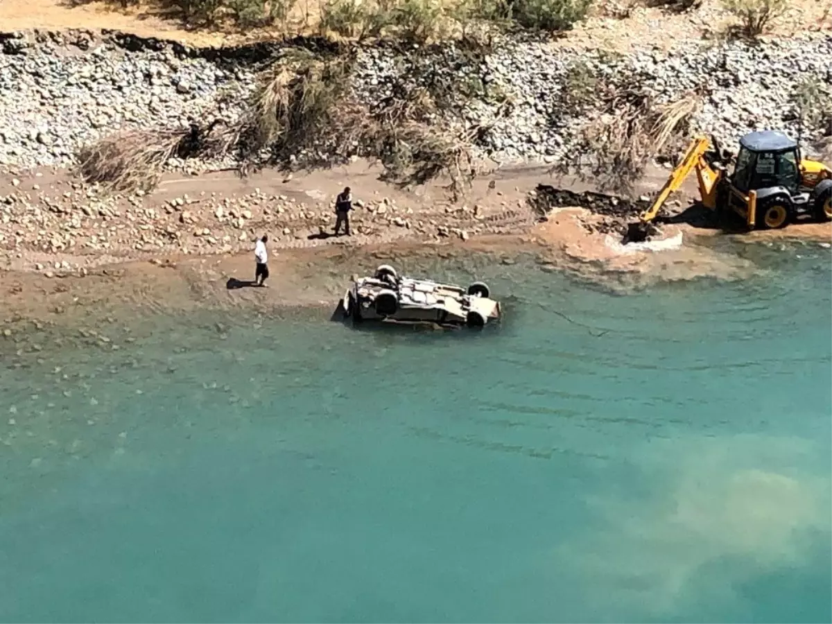 Siirt\'te çayda bulunan kamyonet jandarma tarafından çıkarıldı