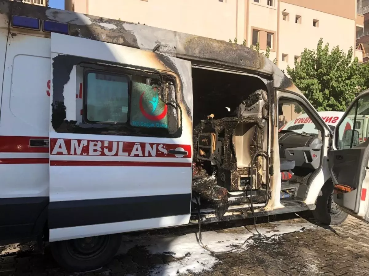 Siirt\'te park halindeki ambulans alev aldı