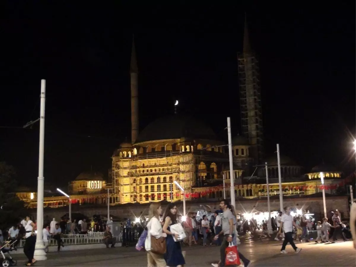 Taksim Camii alemiyle hilal buluştu, vatandaşlar telefona sarıldı