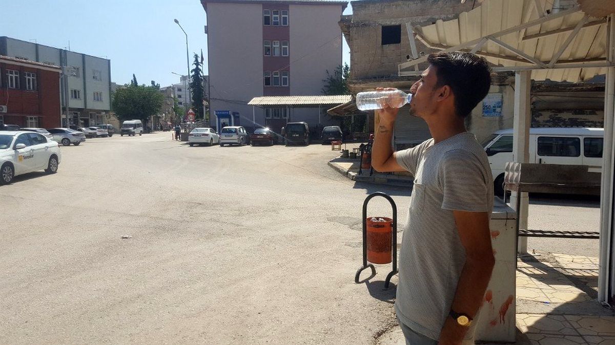 Yavuzeli\'nde sıcaktan bunalanlar, su kaynaklarına koştu