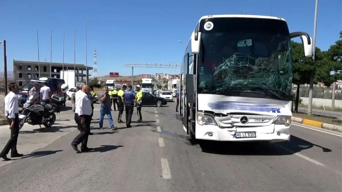 Yolcu otobüsü ile tır çarpıştı: 6 yaralı