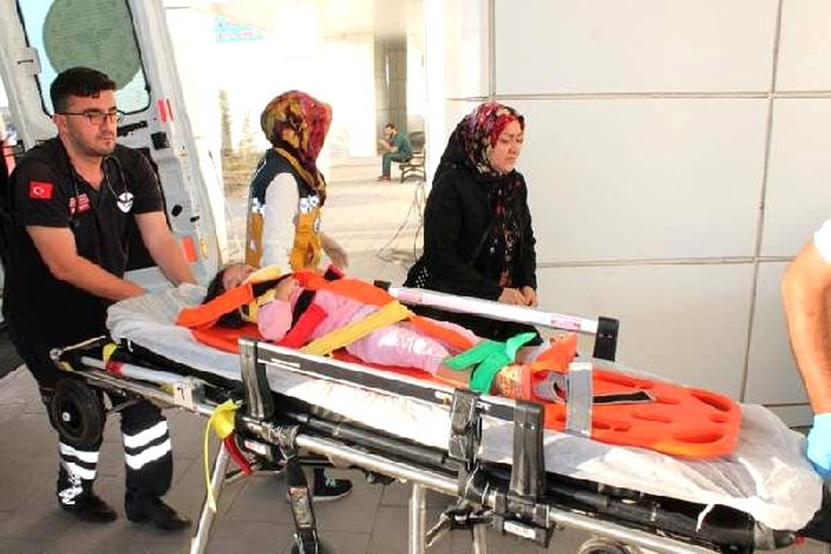 2 yaşındaki Medine, kedisini yakalamak isterken balkondan düştü