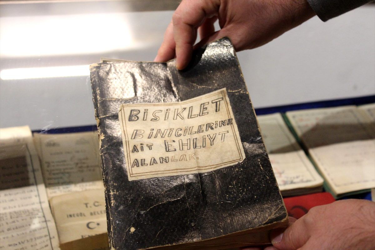 80 yıllık bisiklet ehliyetleri müzede sergileniyor