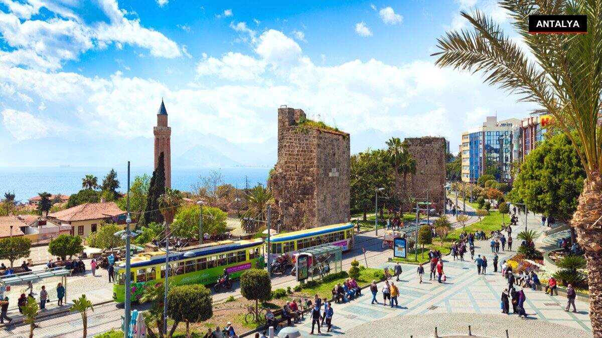 Antalya\'da dolu yağışı meyve ve sebzelere zarar verdi