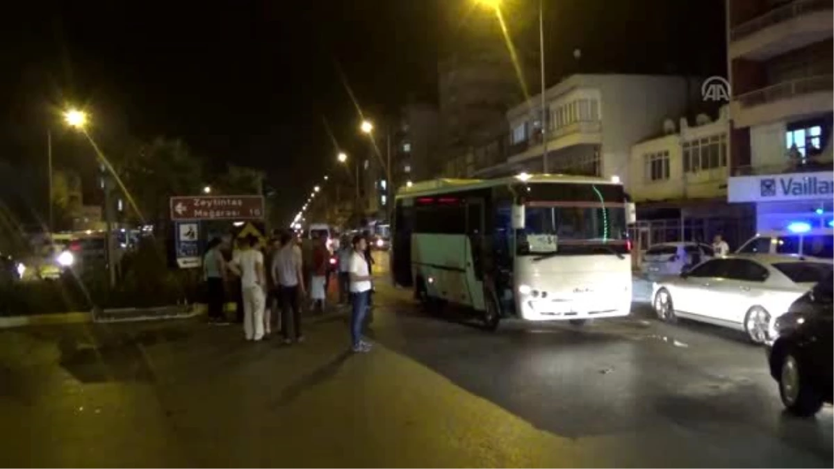 Antalya\'da otomobil ile otobüs çarpıştı : 4 kişi yaralandı