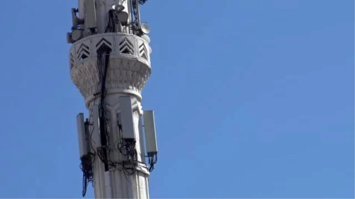 Avcılar\'da minareyi baz istasyonuna çevirdiler! Mahalleli ayağa kalktı