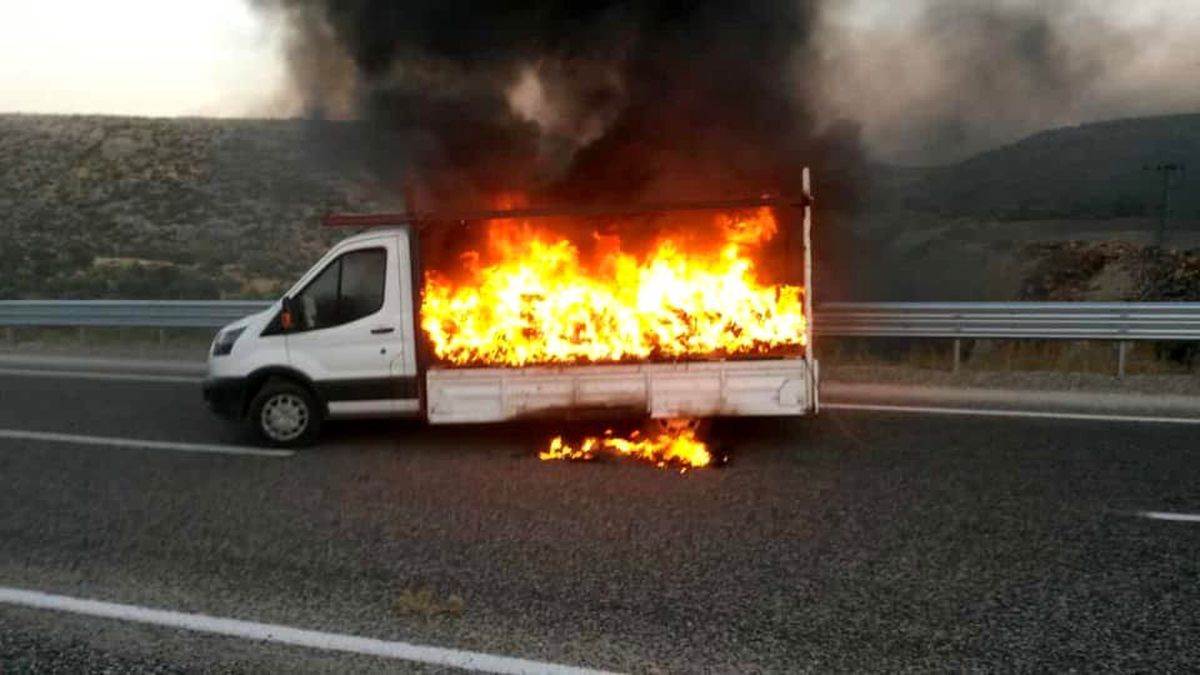 Ayakkabı yüklü kamyonet alev alev yandı