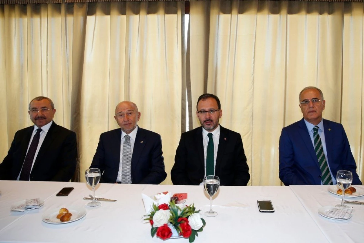 Bakan Kasapoğlu ve Başkan Özdemir, Sesi Görenler\'in moral yemeğine katıldı