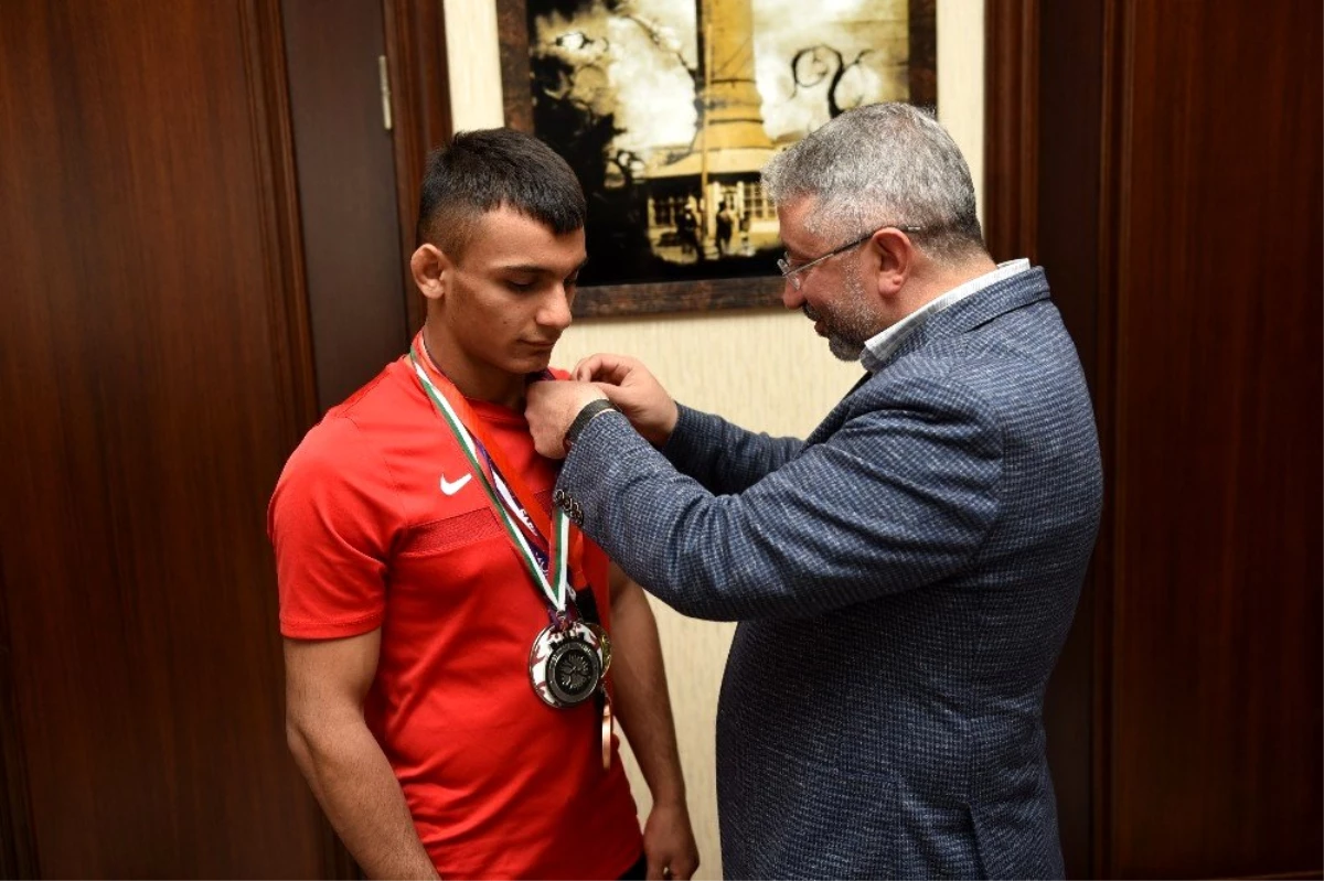 Başkan Aşgın şampiyon sporcuyu altınla ödüllendirdi