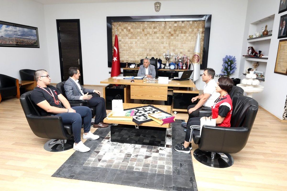 Başkan Zeybek şampiyon haltercileri tebrik etti