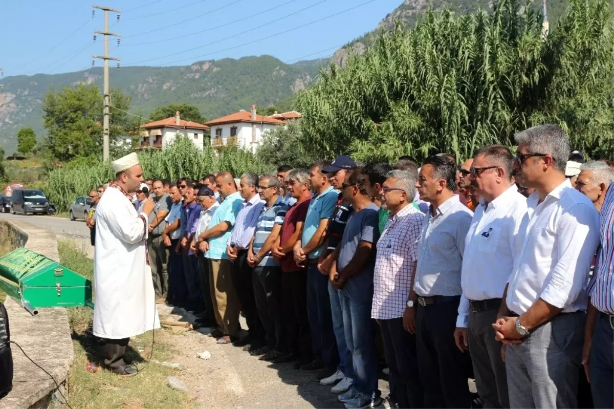 Belediye çalışanını son yolculuğuna binlerce kişi uğurladı