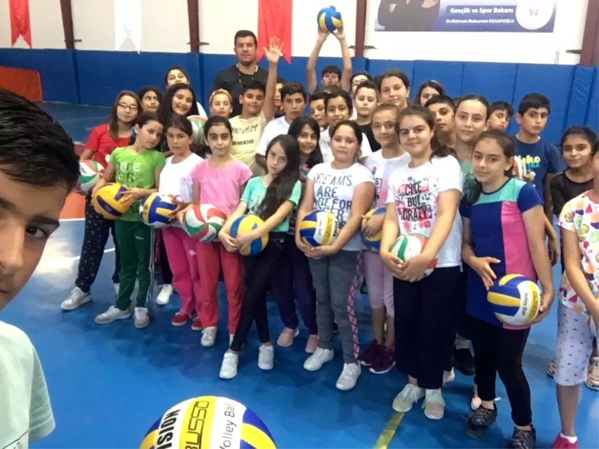 Develi\'de Voleybol Coşkusu