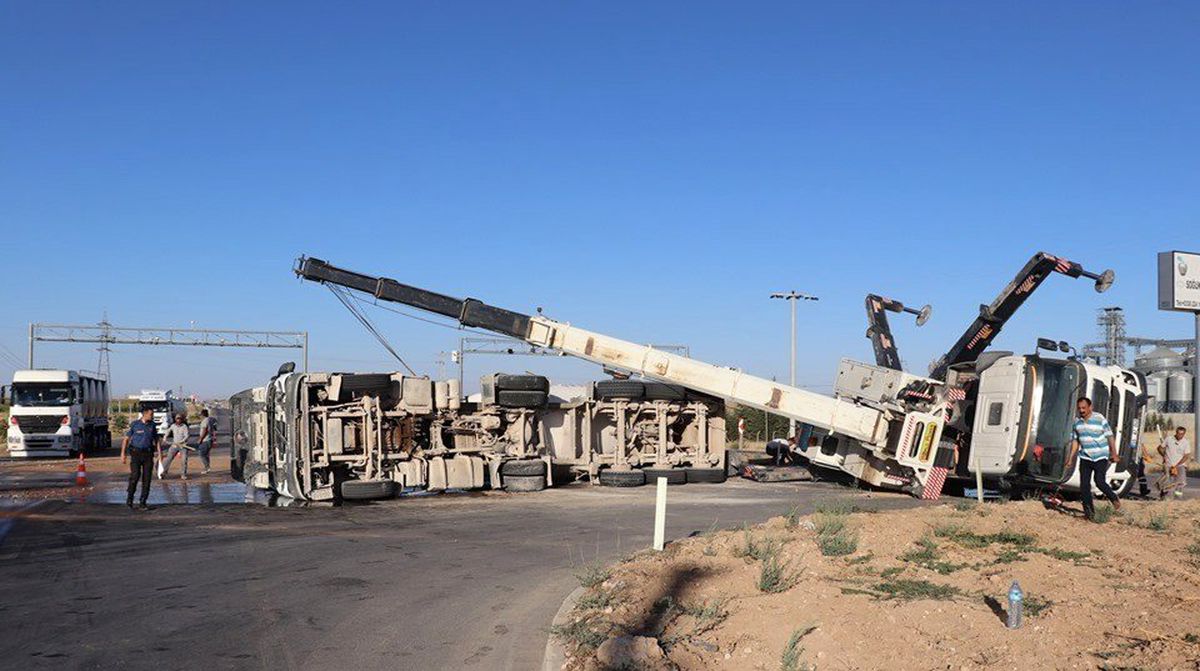 Devrilen beton mikserini kaldırmaya gelen kurtarıcı devrildi: 1 yaralı