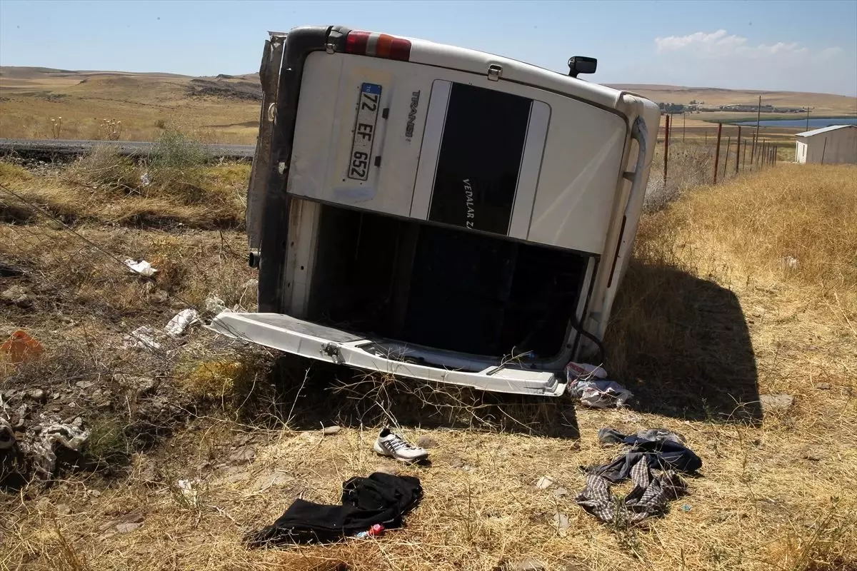 Düzensiz göçmenleri taşıyan minibüs takla attı: 8 yaralı