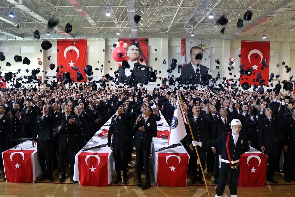 Erzincan ve Erzurum\'da polis adaylarının mezuniyet heyecanı