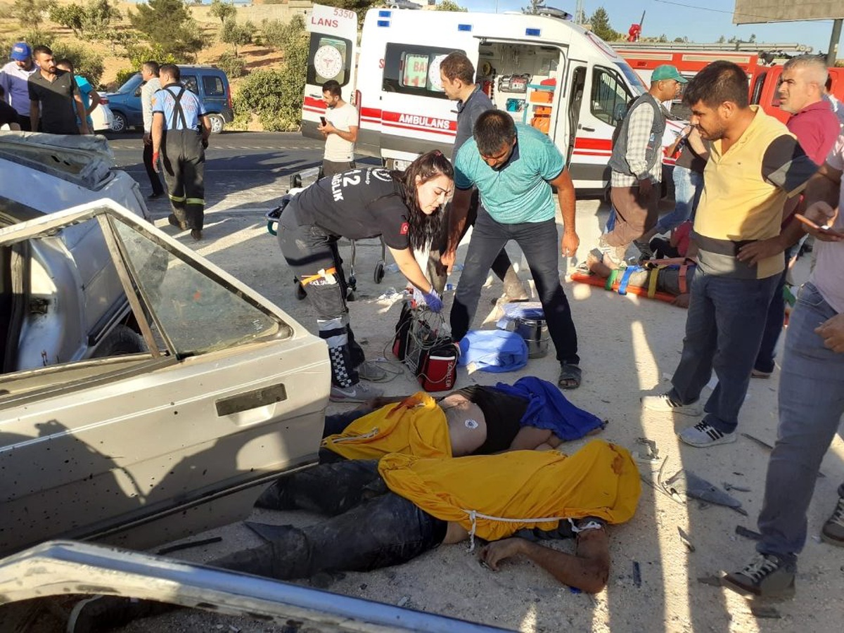 Gaziantep\'te otomobil ile minibüs çarpıştı: 3 ölü, 12 yaralı