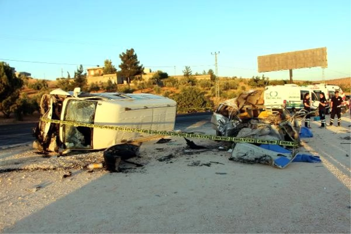 Gaziantep\'te yolcu minibüsü ile otomobil çarpıştı: 3 ölü, 12 yaralı (2) - Yeniden