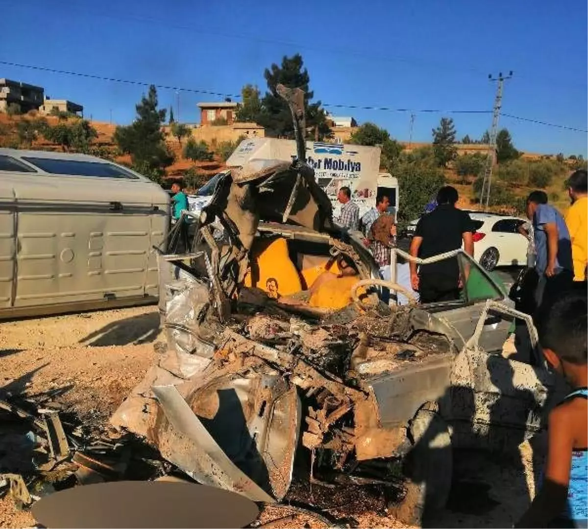 Gaziantep\'te yolcu minibüsü otomobil ile çarpıştı: 3 ölü, 12 yaralı (1)