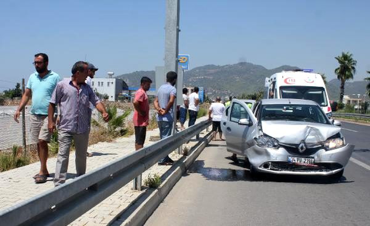 Gazipaşa\'da otomobiller çarpıştı: 5 yaralı