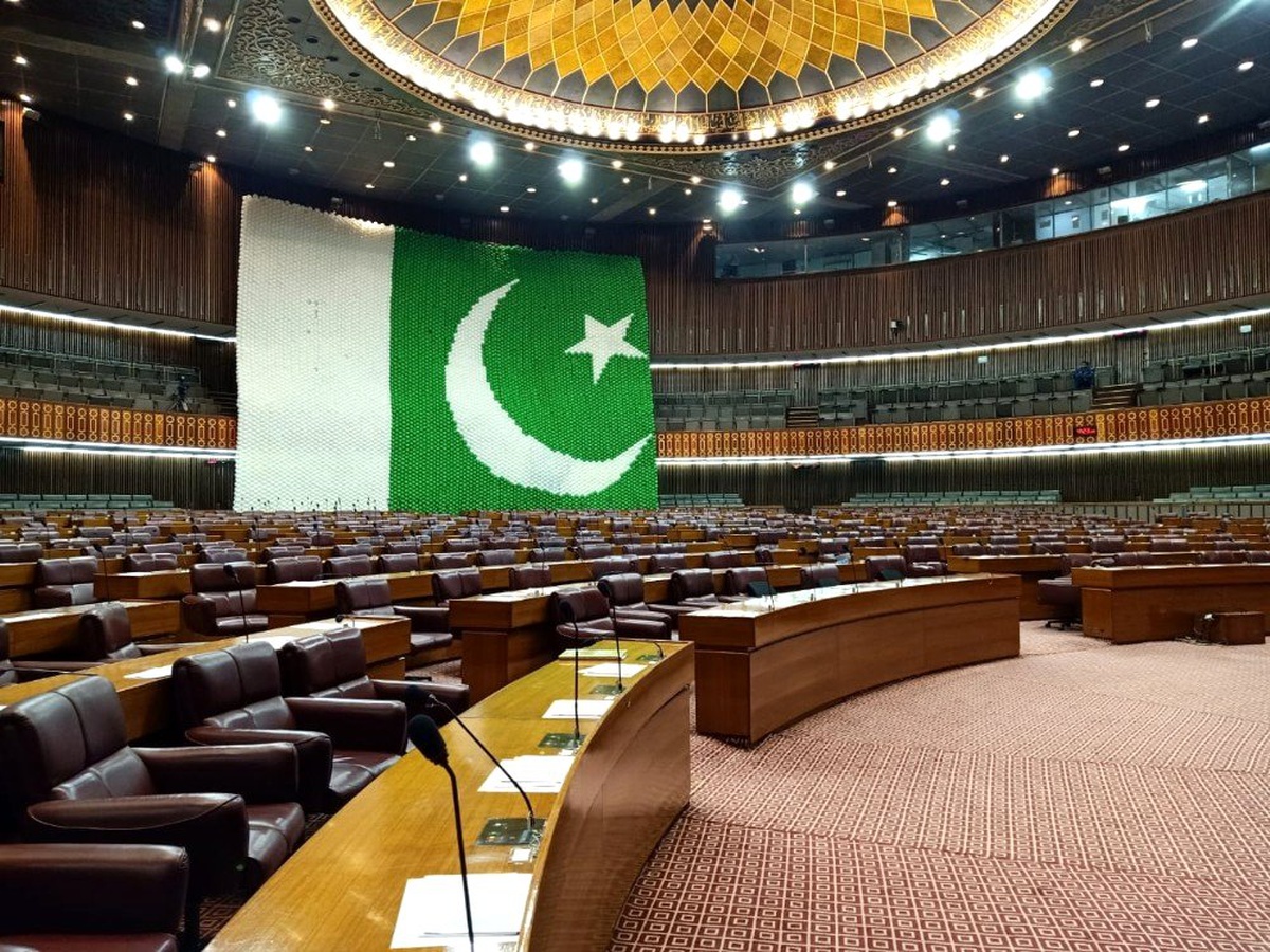 Hindu toplumundan Pakistan meclisine 60 bin balonlu bayrak hediyesi