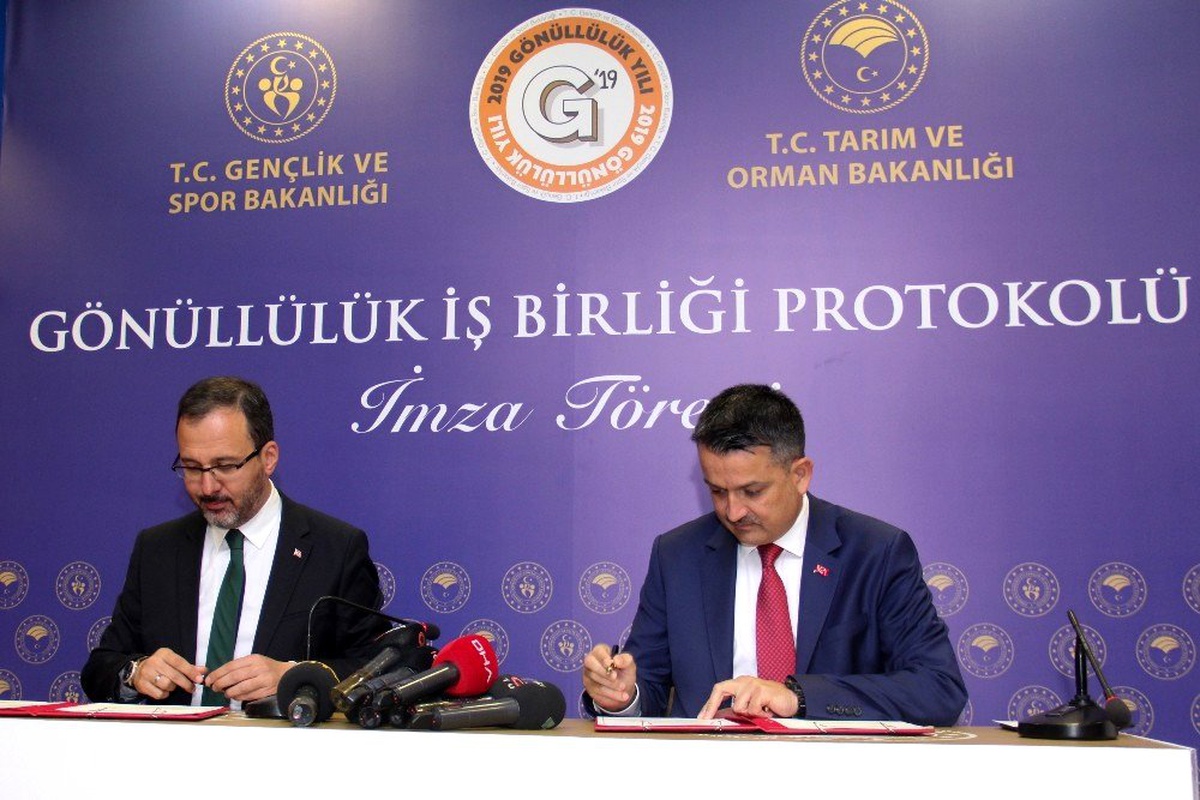 İki bakanlık \'Gönüllülük Alanında İş Birliği\'ne imza attı