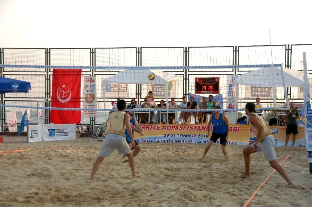 Kadıköy\'de plaj voleybolu turnuvasında gençler ve ustalar bir arada