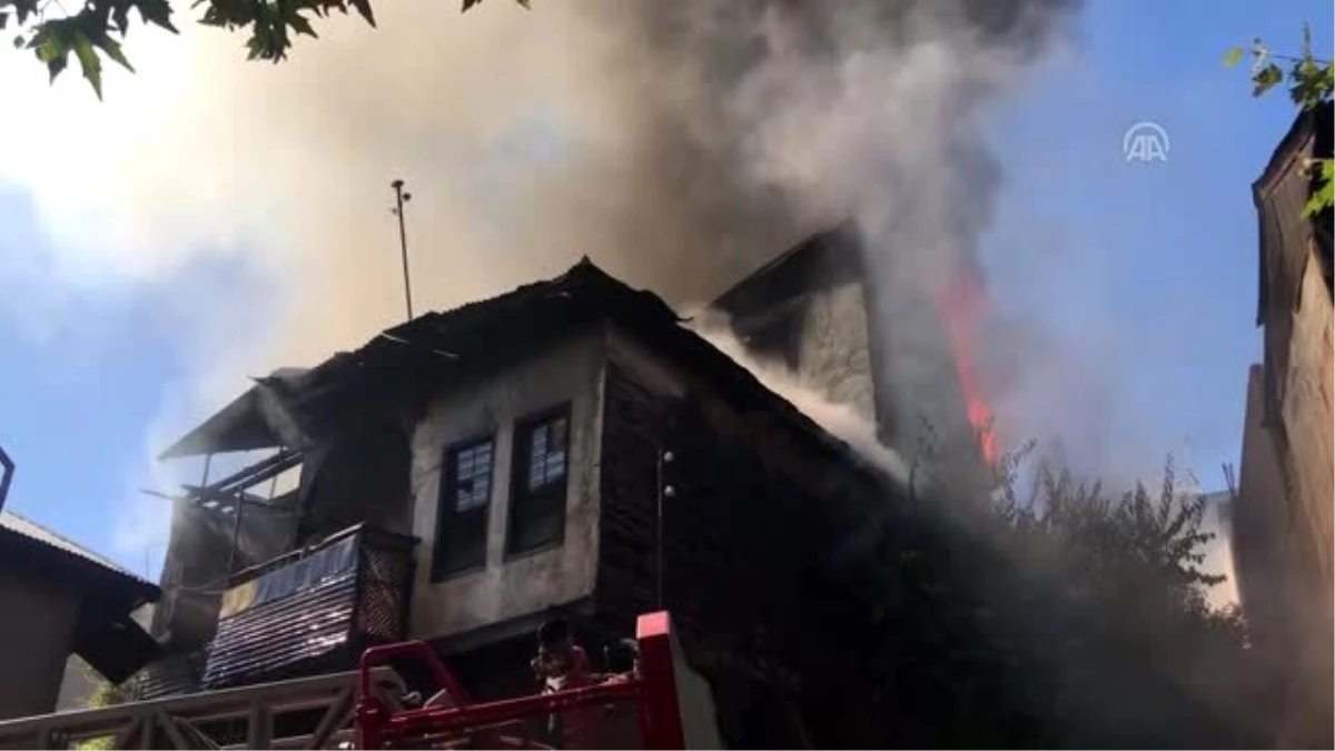 Kahramanmaraş\'ta 3 katlı ahşap ev yandı