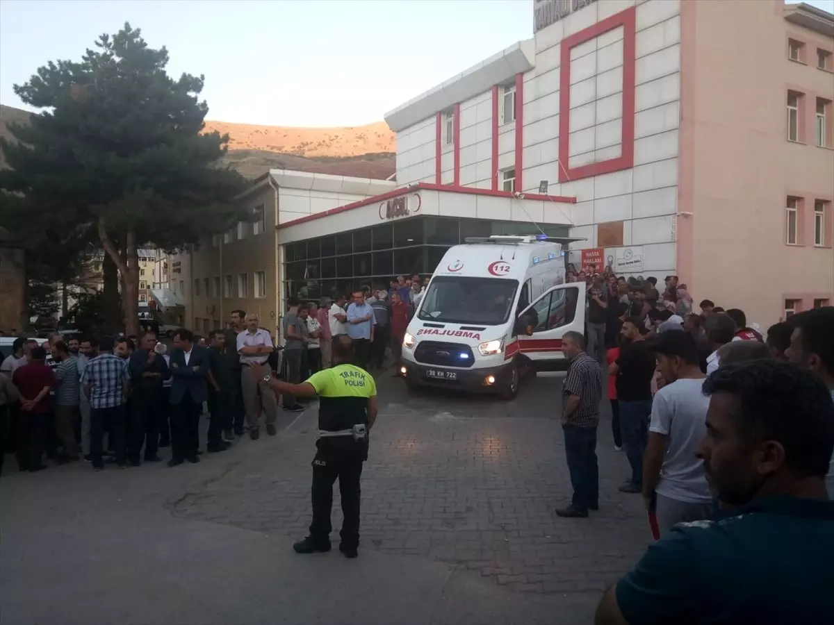 Kayseri\'de minibüs ile kamyonet çarpıştı: 18 yaralı