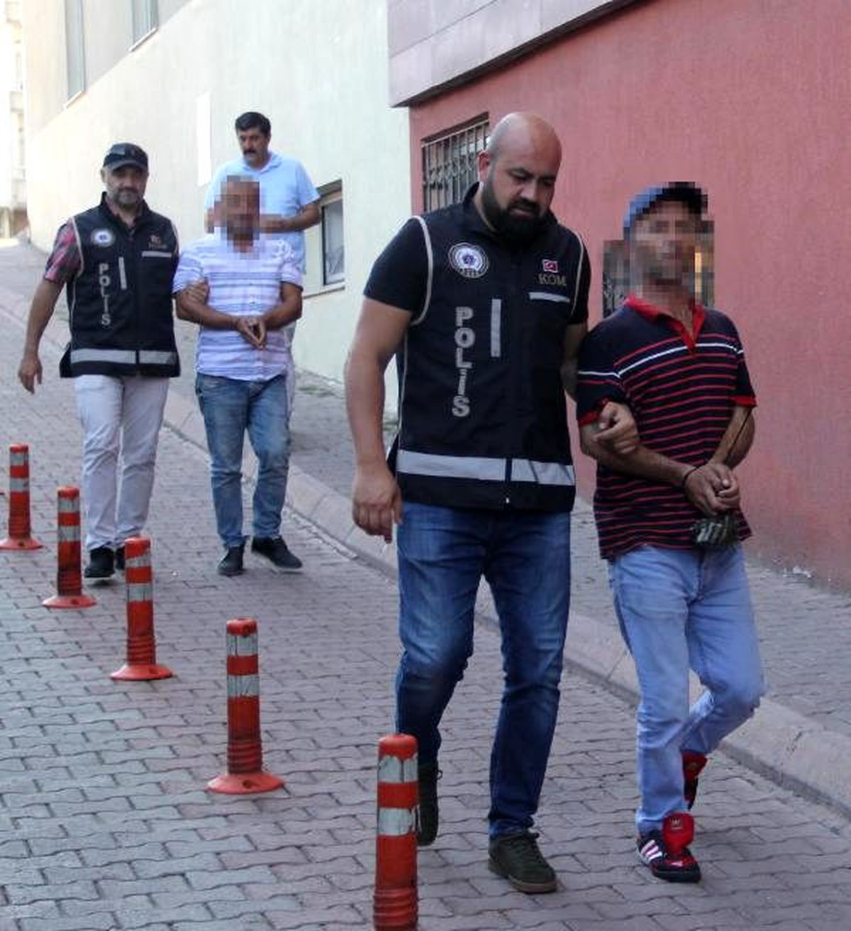 Kayseri\'de takside, 12 kaçak göçmen ve 2 organizatör yakalandı