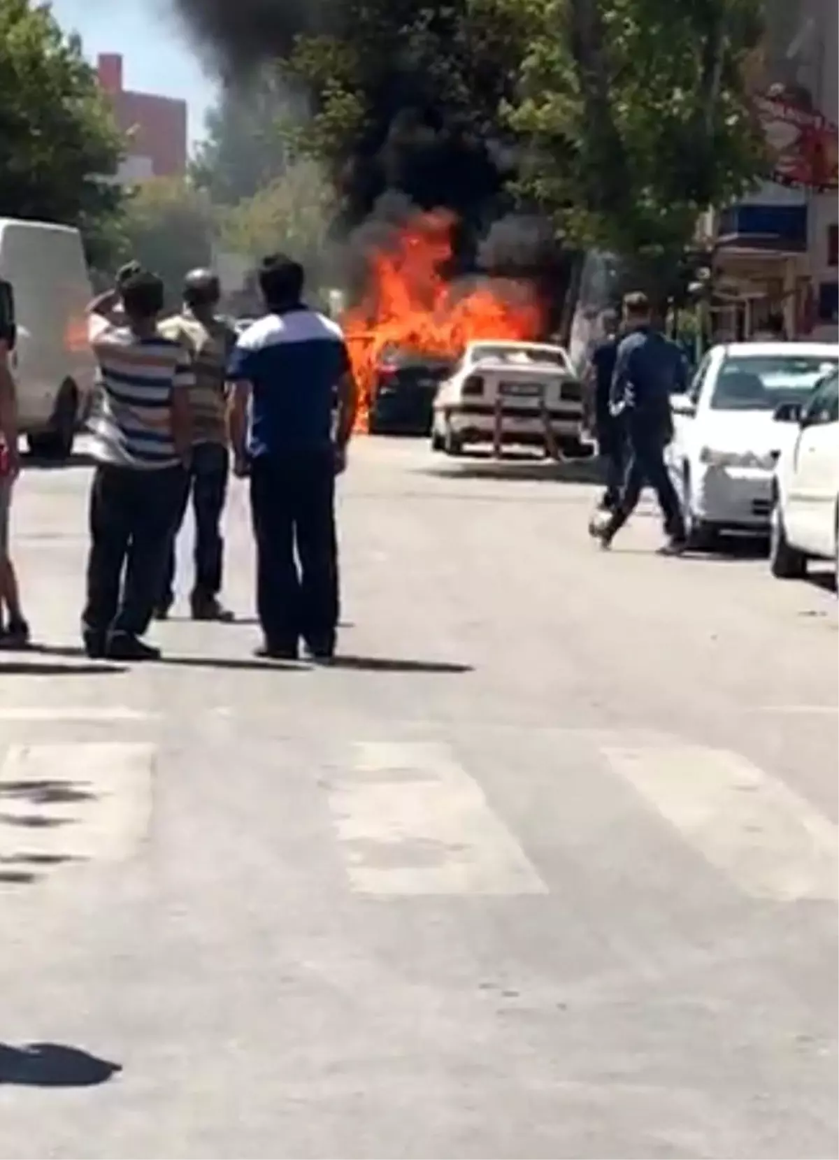 Park halindeki bir araç alev topuna döndü