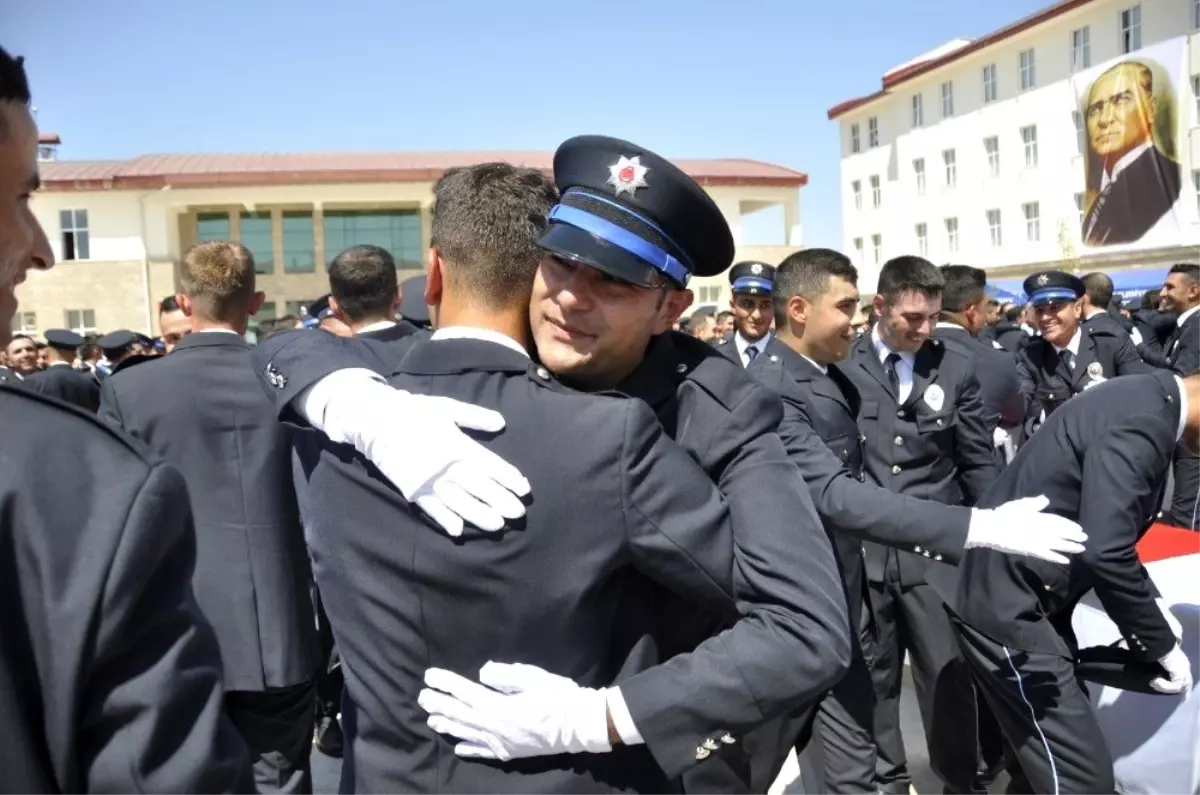 Polis okulunda mezuniyet sevinci