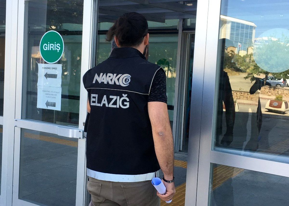Polis önce içiciyi, sonra uyuşturucu satıcısını yakaladı