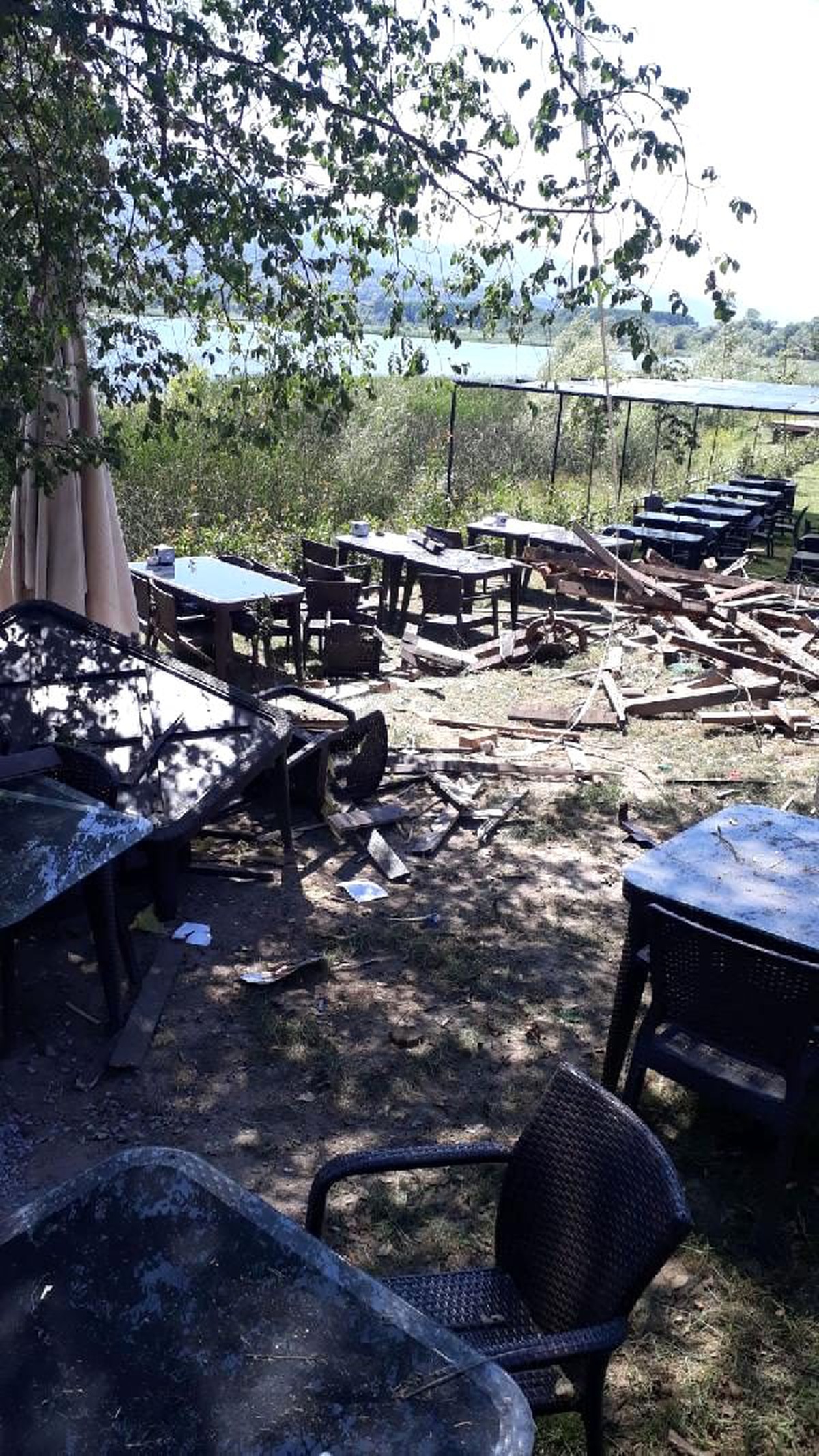 Restoran sahibine bomba patlatarak, gözdağı verdiler